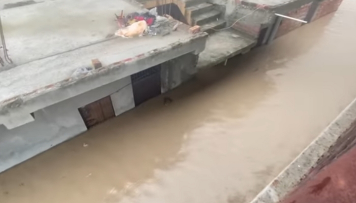 Delhi Yamuna Flood लोगों के घरों में घुसा पानी 